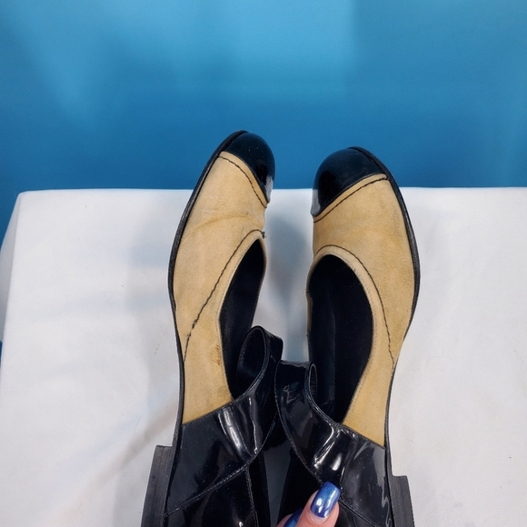 CHANEL tan and black Mary Jane flats 40 - Picture 15 of 16